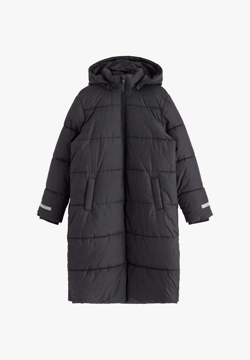 Manteau d'hiver noir rembourré long avec capuche, fermeture éclair frontale, poches latérales et bandes réfléchissantes sur les poignets.