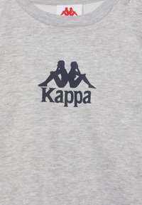 Grauem Sweatshirt aus weichem Stoff mit einem dunkelblauen "Kappa"-Logo und zwei stilisierten Figuren über dem Text. Runder Ausschnitt.