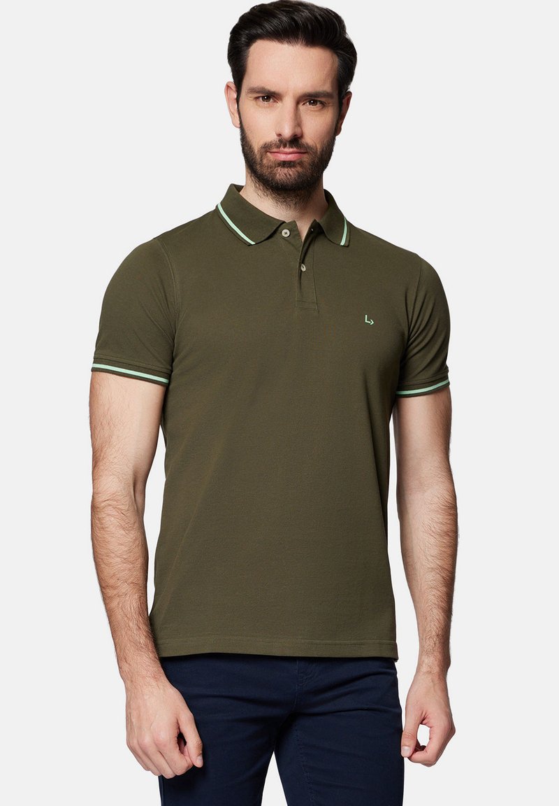 oliwkowa koszulka polo z bawełny, z dwoma guzikami przy kołnierzyku, kontrastującym miętowym kolorem kołnierzyka i akcentami rękawów oraz małym logo.