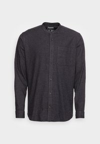 Tmavošedá košile s dlouhým rukávem, zapínáním na knoflíky a mandarin límečkem, se jedním hrudním kapsou, vystavená na čistém bílém pozadí.