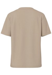 T-shirt beige à manches courtes en tissu doux. Présente un col rond et des détails cousus le long des épaules et de l'ourlet.