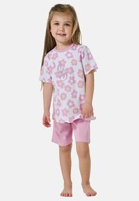 Różowa koszulka z krótkim rękawem z kwiatowym wzorem i grafiką kota, w zestawie z jasnoróżowymi szortami. Bawełnowy materiał, luźny krój.