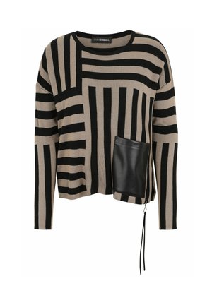 Beigefarbener und schwarz gestreifter Langarmpullover mit Rundhalsausschnitt und einer schwarzen Ledertasche mit Reißverschluss und Riemen.