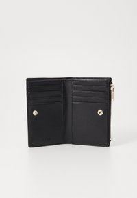 Portafoglio in pelle nera con sei slot per carte, una tasca con bottone a pressione e un compartimento con zip. Texture liscia con branding discreto.