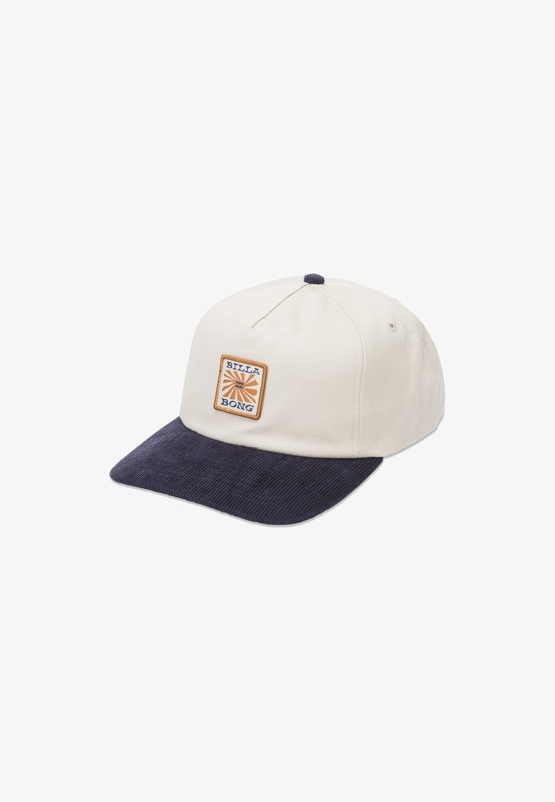 Kasket med en cremefarvet krone og skygge i marineblå kordfløjl. Har et firkantet logo-patch med orange og blå akcenter på forsiden.