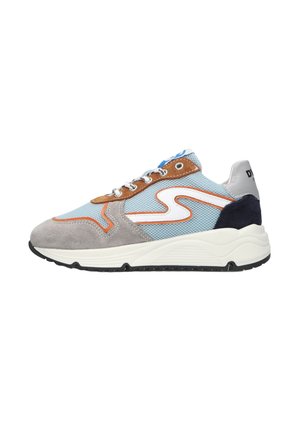 Lichtblauwe sneaker met witte zool, grijze suède neus, bruine accenten, wit-oranje golfpatroon en zwarte hielpatch.