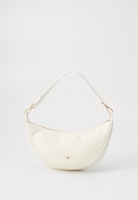 Sac à main texturé blanc avec un motif géométrique, de forme courbée et une seule bandoulière. Présente des garnitures en métal doré et une fermeture zippée.