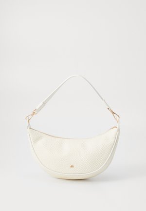 Sac à main texturé blanc avec un motif géométrique, de forme courbée et une seule bandoulière. Présente des garnitures en métal doré et une fermeture zippée.