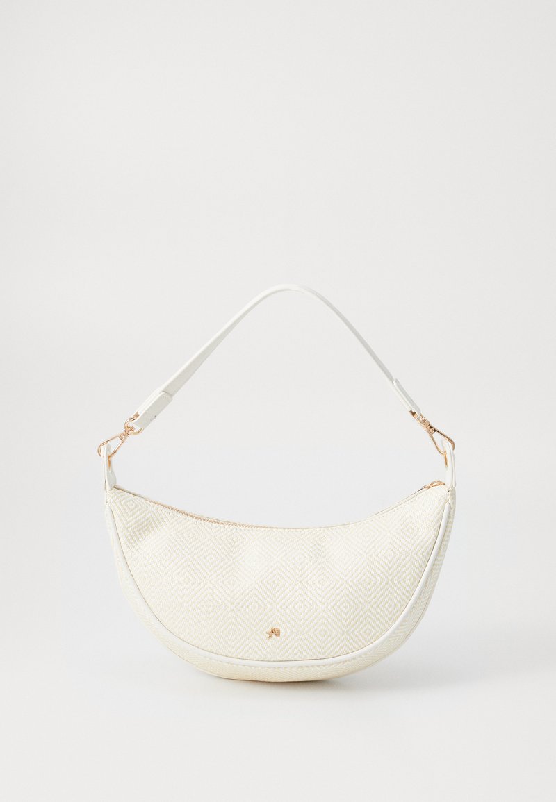 Sac à main texturé blanc avec un motif géométrique, de forme courbée et une seule bandoulière. Présente des garnitures en métal doré et une fermeture zippée.