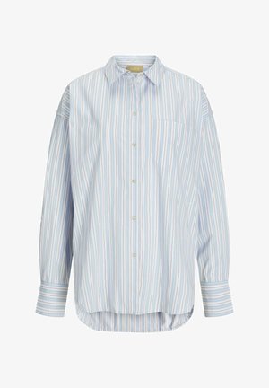 Chemise à manches longues rayée bleu clair en tissu tissé, présentant un col boutonné, une poche poitrine unique et un ourlet incurvé.