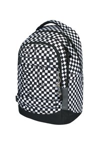 Černo-bílý kostkovaný batoh s vícero zipovými kapsami, horním uchem a nastavitelním popruhem, s pevným černým základem.