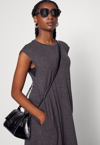 Vero Moda Petite VMJUNE KNEE DRESS - Vestido de dia - black