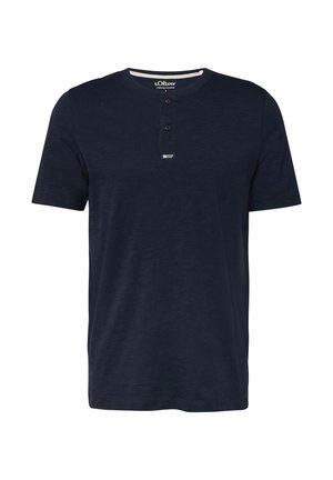 Marineblaues Henley-Shirt mit kurzen Ärmeln, zwei schwarzen Knöpfen und kleinem Markenlabel unterhalb des Halsausschnitts.