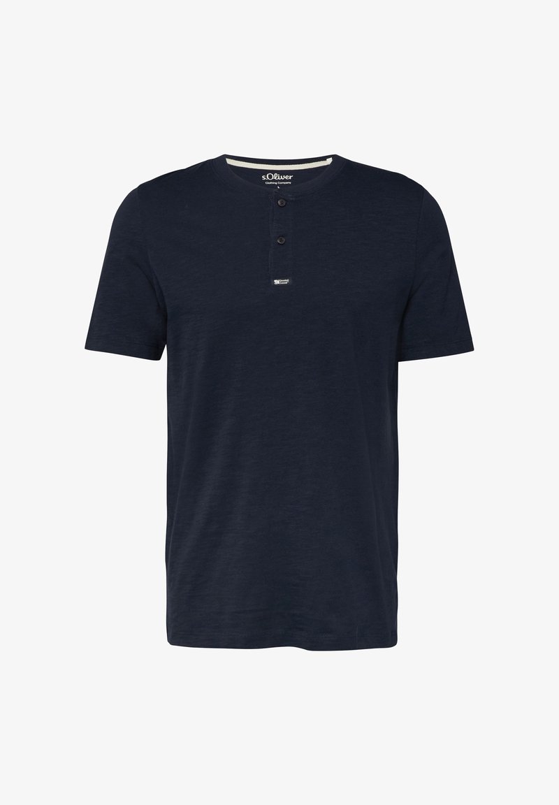Chemise Henley bleu marine à manches courtes avec deux boutons noirs et une petite étiquette de marque sous l'encolure.
