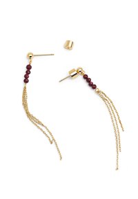 Ohrringe in Goldoptik mit roten Edelstein-Akzenten und kaskadierenden Ketten. Das Design umfasst eine Steckverschluss und eine abnehmbare Rückseite.