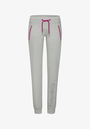 Helle graue Sweatpants mit rosa Kordelzug und Reißverschlusstaschen, ausgestattet mit einer weichen Textur und einem bedruckten Logo am unteren Bein.