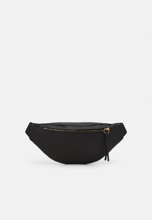 Musta kangasvyölaukku, jossa on yksi kultainen vetoketjutasku ja säädettävä hihna, asetettuna yksivärisen valkoisen taustan eteen.