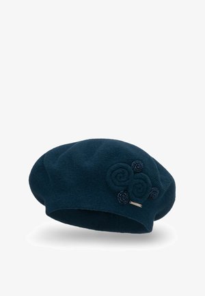 Beret din lână de culoare bleumarin, cu suprafață texturată și trandafiri din fetru decorativi; dispune de o etichetă mică din metal pentru branding. Formă rotundă, cu o croială moale și lejeră.