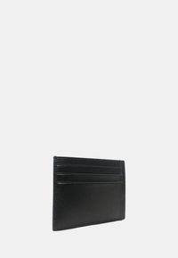 Portafoglio in pelle nera con una texture liscia, dotato di più scomparti per schede e un design minimalista. Forma compatta e rettangolare.