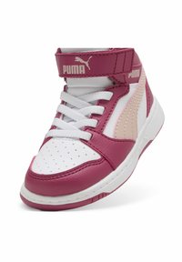 Baskets athlétiques mi-hautes rose et blanche avec perforations, fermeture à lacets et Velcro, arborant le logo Puma et une texture en cuir lisse.