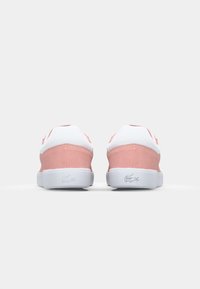 Ροζ σουέντ αθλητικά παπούτσια με λευκές λεπτομέρειες, με υφαντή σόλα και λογότυπο στο τακούνι. Κλασικός χαμηλός σχεδιασμός.