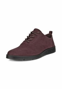 Scarpa in suede bordeaux stringata con punta arrotondata, tomaia testurizzata e suola in gomma nera con piccole scanalature per una maggiore aderenza.