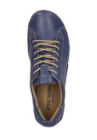 Modrá kožená bota s kulatou špičkou a béžovými šněrovadly. Má prošívané detaily a hnědou vnitřní podšívku. Název značky je viditelný na stélce.