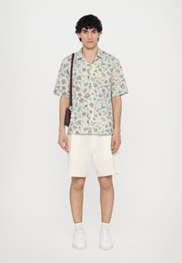 Theory CURTIS GOOD - Short - eggshell