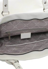 Intérieur d'un sac à main en cuir blanc avec une doublure grise au motif en diamant, une poche zippée et une texture lisse.