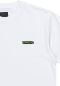 Vit bomullströja med rund halsringning. Har en liten, broderad logotyp i grönt och svart på vänster bröstområde.