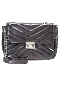Borsa a tracolla trapuntata di colore grigio metallico con motivo a zigzag, hardware argentato, tracolla a catena staccabile e chiusura a patta. Forma rettangolare compatta.