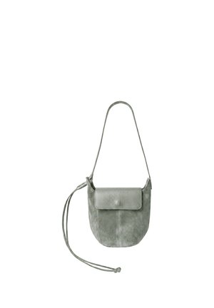 Kleine grijze suède en leren crossbodytas met een klep aan de voorkant en een lange verstelbare riem, getoond tegen een witte achtergrond.
