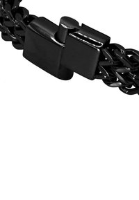 Bracciale in metallo nero con chiusura a scatto. Presenta link intrecciati e una finitura liscia e opaca. Design minimalista.