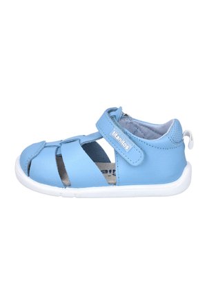 Sandalia de cuero azul claro con punta cerrada, correa ajustable de velcro, diseño transpirable y suela de goma blanca.