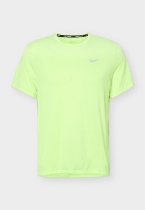 Maglietta da corsa da uomo Nike a maniche corte di colore verde neon, con scollo tondo e piccolo logo Nike Swoosh argentato sul petto a sinistra.