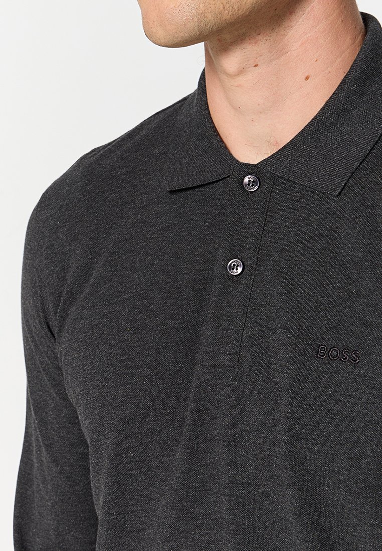 Polo à manches longues gris foncé en tissu texturé, doté d'un col classique et d'une patte de boutonnage à deux boutons. Logo "BOSS" brodé en noir.