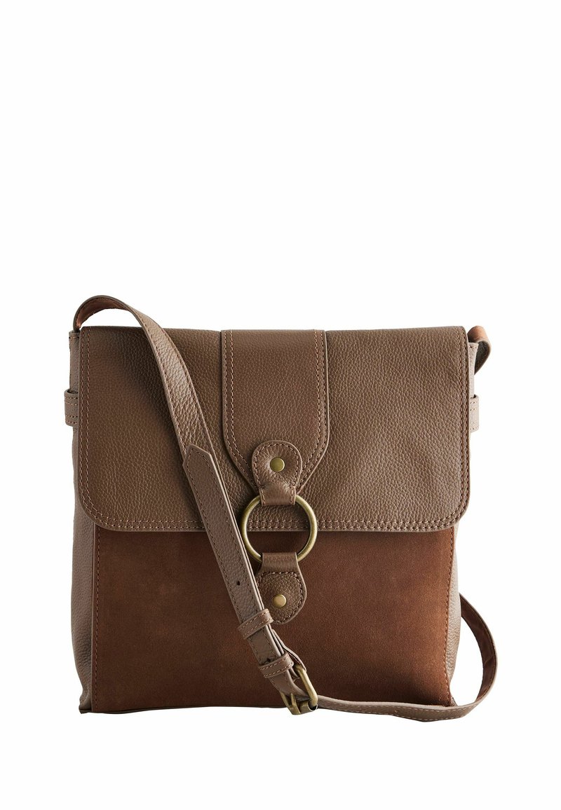 Sac à main en cuir et daim marron avec un rabat, fermeture à pression magnétique, sangle réglable et un accent métallique circulaire. Surface texturée, forme rectangulaire.