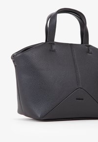 Borsa a mano in pelle nera con superficie testurizzata, base triangolare e manici corti. Presenta dettagli cuciti e un logo discreto sul lato.