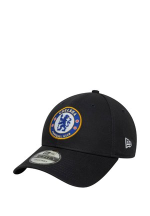 Schwarze Baseballmütze mit einem runden Logo des Chelsea Football Club in Blau und Gold und einem gebogenen Schirm. Material: Stoff.