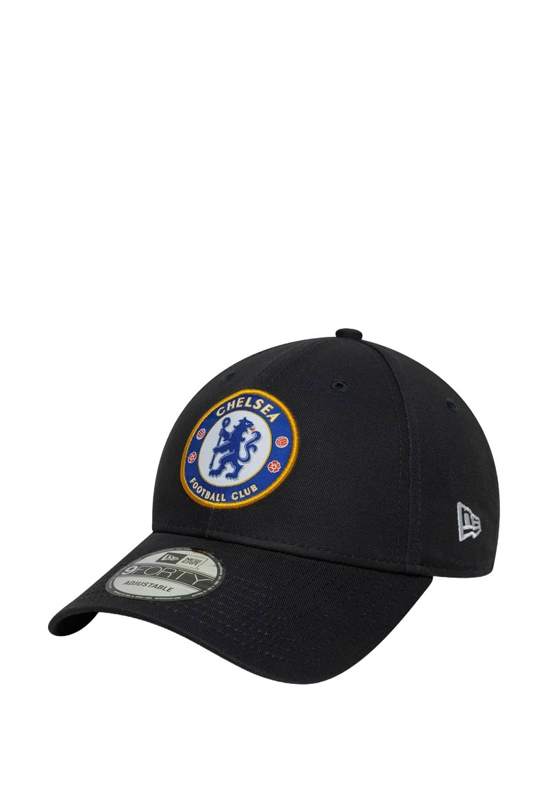 Schwarze Baseballmütze mit einem runden Logo des Chelsea Football Club in Blau und Gold und einem gebogenen Schirm. Material: Stoff.
