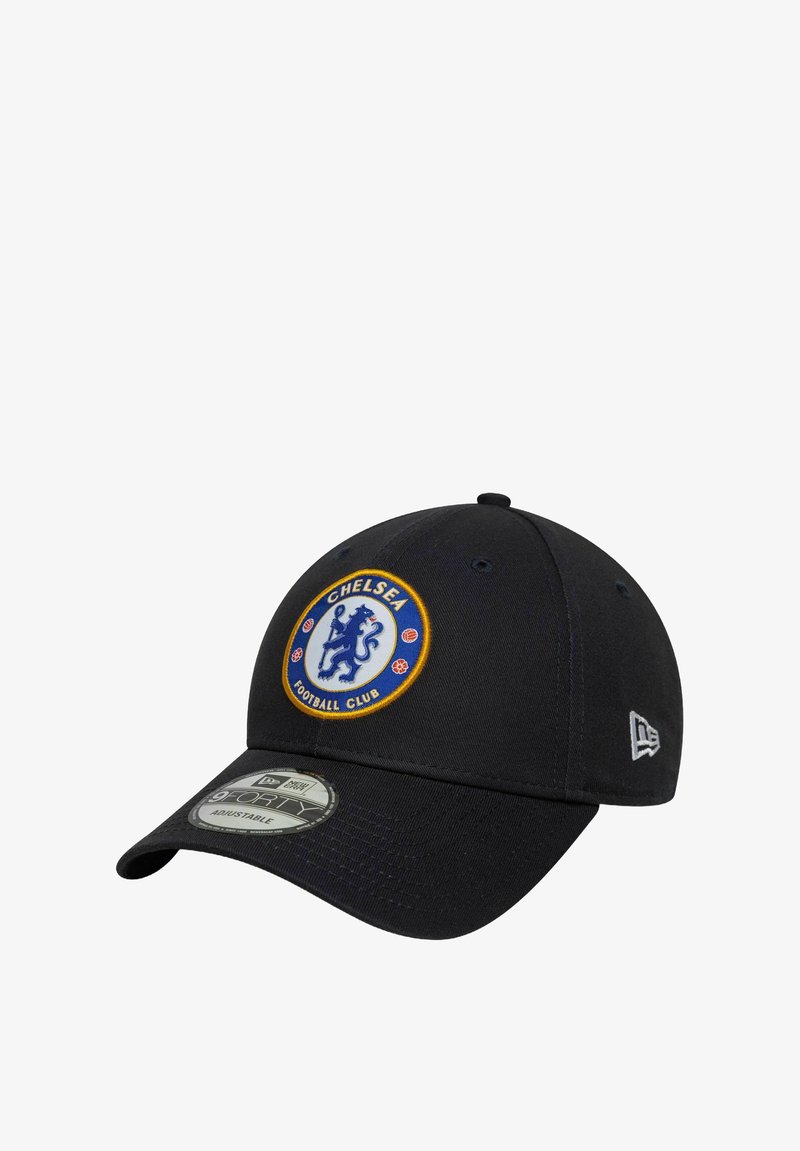 Schwarze Baseballmütze mit einem runden Logo des Chelsea Football Club in Blau und Gold und einem gebogenen Schirm. Material: Stoff.