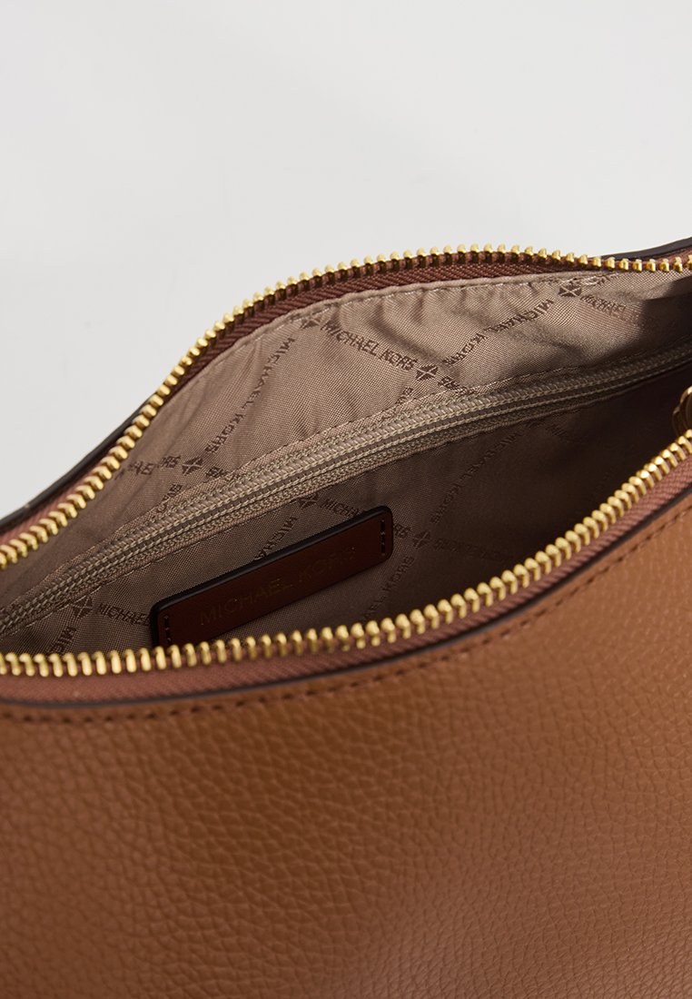 Borsa a mano in pelle marrone con superficie texturizzata, zip dorata e interno beige con etichetta del logo e tasca con zip.