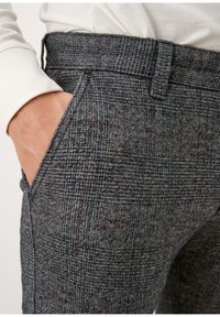 Szare spodnie w wzory, wykonane z textured materiału z subtelnymi niebieskimi i czerwonymi akcentami w kratkę oraz kieszenią boczną, zaprojektowane w dopasowanym kroju.