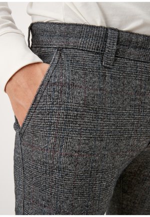 Szare spodnie w wzory, wykonane z textured materiału z subtelnymi niebieskimi i czerwonymi akcentami w kratkę oraz kieszenią boczną, zaprojektowane w dopasowanym kroju.