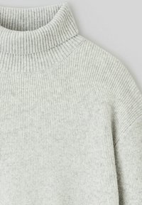 Pull à col roulé en gris clair, avec une texture douce et une coupe décontractée. Équipé d'un col haut et de coutures d'épaules tombantes.