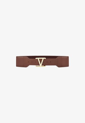 Ceinture en cuir marron avec un design large et une grande boucle dorée en forme de V. Surface texturée, comportant plusieurs trous d'ajustement.