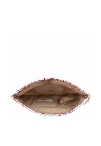 Een gepersonaliseerde cosmeticatas met een ritsafsluiting, in een lichtroze buitenkant en een beige binnenkant, inclusief een binnenvak voor organisatie.