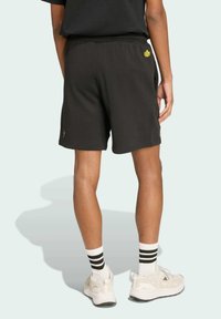 Sorte shorts lavet af bomuldsblanding med elastisk talje, med et subtilt gult logo på bagsiden og side sømme.