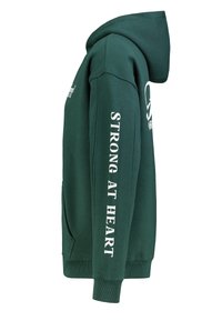 Dunkelgrüne Kapuzenjacke mit einer Kängurutasche, ausgestattet mit weißem Text "STRONG AT HEART" am linken Ärmel und einem Logo auf der Brust. Weicher Stoff.