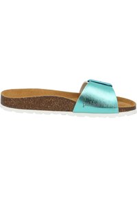 Turkoss metallisk slide-sandal med en korkfotbädd, vit gummisula och en framträdande spänneaccent. Har släta och texturerade ytor.